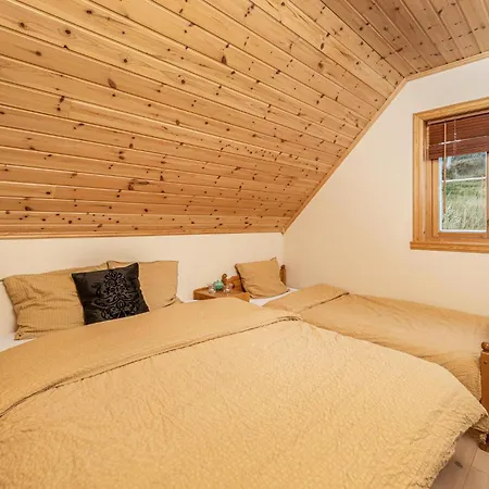4 Bedroom Cozy In Kvamsoy