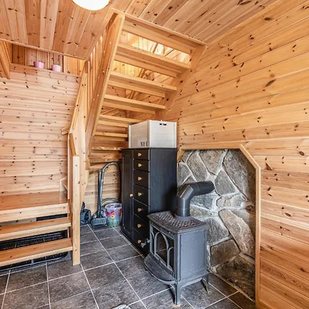 4 Bedroom Cozy In Kvamsoy Sandvik (More og Romsdal)