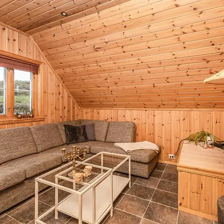 4 Bedroom Cozy In Kvamsoy 펜션