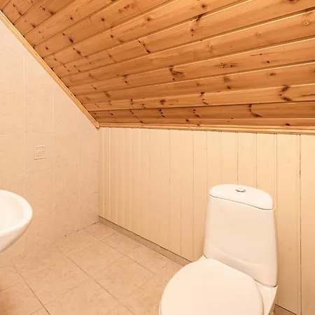 4 Bedroom Cozy In Kvamsoy