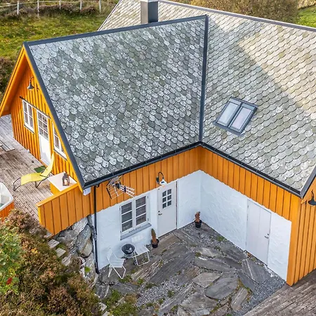 4 Bedroom Cozy In Kvamsoy Holiday home