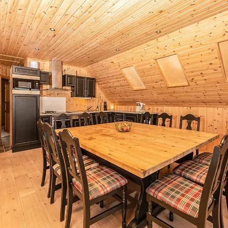 4 Bedroom Cozy In Kvamsoy Holiday home *